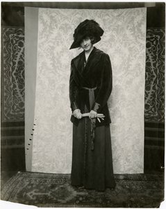 红色天鹅绒套装与手风琴褶皱裙，阿诺德和康斯特布尔，约1905-18年（明胶银照片 作者 杰西·塔伯·比尔斯（Jessie Tarbox Beals）