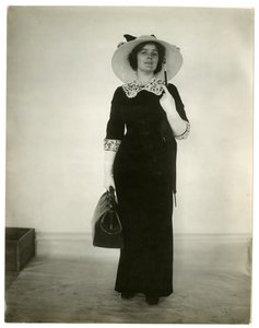 正确的方式携带一个袋子和伞，c.1905-18 作者 杰西·塔伯·比尔斯（Jessie Tarbox Beals）