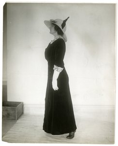 走路时的正确站法，约1905-18年（明胶银照片