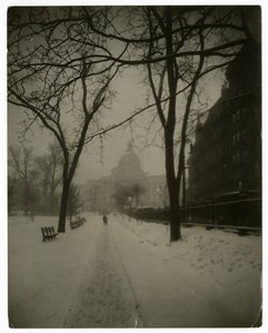 暴风雨中的州政府大楼，美国波士顿，约1902-10年（明胶银照）。 作者 杰西·塔伯·比尔斯（Jessie Tarbox Beals）