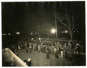 美国纽约格林威治村的参政游行，约1915-18年（明胶银照片）。