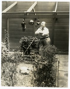托尼-萨格在他的花园里 作者 杰西·塔伯·比尔斯（Jessie Tarbox Beals）