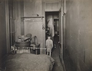无题（卧室里的男孩），约1910年（明胶银印）。 作者 杰西·塔伯·比尔斯（Jessie Tarbox Beals）