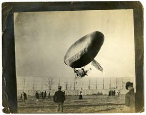 "圣曼德村 "飞艇 作者 杰西·塔伯·比尔斯（Jessie Tarbox Beals）