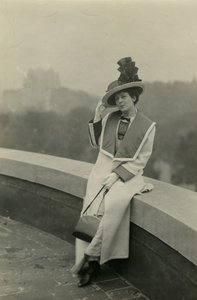维奥拉-艾伦，约1920-30（明胶银照）。 作者 杰西·塔伯·比尔斯（Jessie Tarbox Beals）