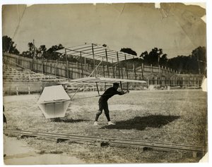威廉-艾弗里在 "滑翔机 "里 作者 杰西·塔伯·比尔斯（Jessie Tarbox Beals）