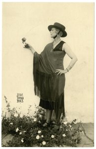 拿着花的妇女，c.1905-40 作者 杰西·塔伯·比尔斯（Jessie Tarbox Beals）