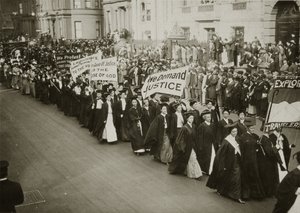 1910年，在纽约市参加选举游行的学术服装女性