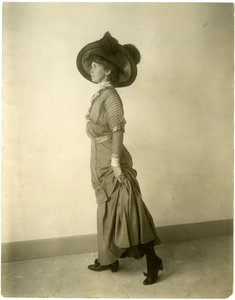 戴羽毛帽的模特，约1905-18（明胶银照片 作者 杰西·塔伯·比尔斯（Jessie Tarbox Beals）