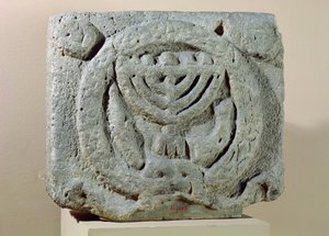 从Umm Qeis（古代Gadara）约旦（玄武岩）描绘烛台的浮雕 作者 犹太学校