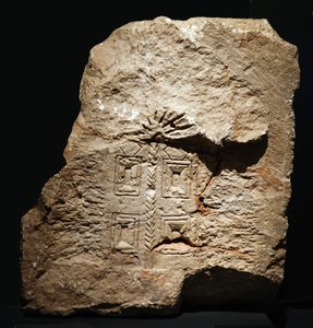 来自撒玛利亚 Khirbet es-Samara 的托拉神殿浮雕，公元 4 世纪（石头） 作者 犹太学校