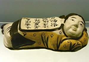 陶瓷，儿童形状的枕头，上面有一首唤起夜景的诗，来自金代（1115-1234）的慈州，上海国家博物馆。摄影，Leonard de Selva，中国，2006。 作者 金朝中文学校