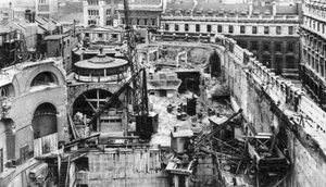 银行，从1926-1927年伦敦皇家交易所的屋顶上可以看到。 作者 乔尔