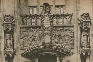 1935年，在威斯敏斯特市政厅的米德尔塞克斯纹章下面雕刻石头。