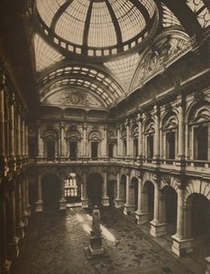 皇家交易所玻璃屋顶内部法院，建于1935年。