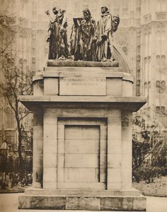 1935年，维多利亚大厦花园中的加来城堡居民。