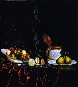 大理石桌上的静物，部分覆盖着红色天鹅绒布（布面油画）