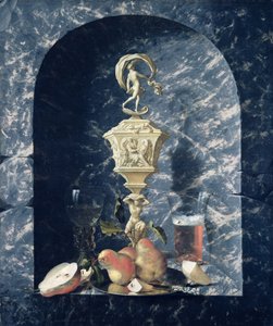 静物与装饰的高脚杯，水果和眼镜在石壁龛，1682年