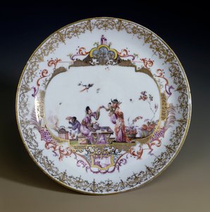 德国艺术：迈森瓷器。 代表亚洲人物喝茶的中国风。 由 Johann Gregor Hoeroldt（或 Herold 1696-1775）装饰的碟子，大约 1730 年。巴黎，装饰艺术 作者 约翰·格雷戈尔·赫罗德（Johann Gregor Herold）