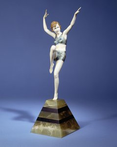 海滩舞者，约1935年（青铜和象牙色，冷色铜绿，绿色和黑色black玛瑙底座）