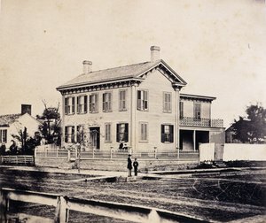 亚伯拉罕·林肯（Abraham Lincoln）摆在他位于马萨诸塞州斯普林菲尔德的家中，约1860年代至1870年代（相纸印刷） 作者 约翰·亚当斯·惠普尔