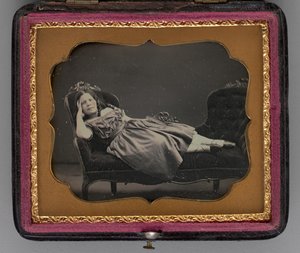 一个躺在贵妃椅上的女孩的无题肖像，1855年。   作者 约翰·亚当斯·惠普尔