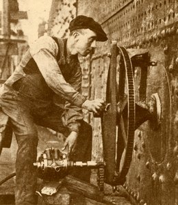 气动铆钉机在轮船侧面切割舷窗》，约1930年。 作者 约翰布朗公司