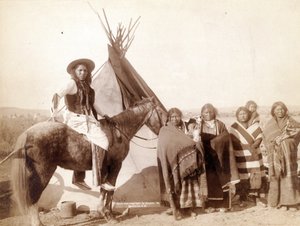 Lakota印第安妇女在帐篷，1891年 作者 约翰·CH·格拉比尔