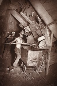 Dolcoath 矿山 412 号磨坊，插图选自 J.C. Burrows 和 William Thomas 所著《Mongst mines and miners, or Underground Scenes by Flash-Light》，1893 年出版（棕褐色照片）。1893 年（棕褐色照片） 作者 约翰·查尔斯·伯罗