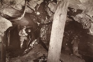 举起，向西看，蓝山矿山，插图来自 J.C. Burrows 和 William Thomas 的“Mongst 矿山和矿工，或闪光灯下的地下场景”，酒吧。 1893（深褐色照片） 作者 约翰·查尔斯·伯罗