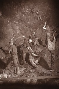东池矿山的地下采矿，插图来自 J.C. Burrows 和 William Thomas 的《Mongst 矿山和矿工，或闪光灯下的地下场景》，酒吧。 1893（深褐色照片） 作者 约翰·查尔斯·伯罗