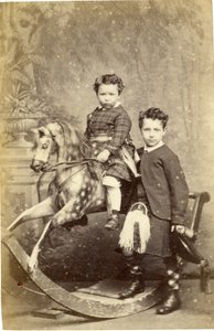 摇马的年轻女孩与苏格兰男用短裙站立的年轻男孩，1860s（蛋白打印）