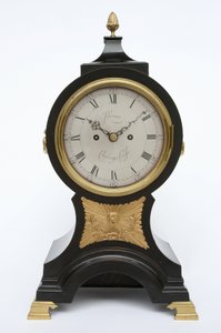 气球钟，约1760年（黄铜和木质化果木）。 作者 约翰·勒鲁