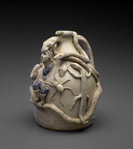 节制水罐，约1870-72年（带钴和衬条装饰的盐釉陶土） 作者 约翰·刘易斯·斯通