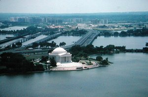 杰斐逊纪念堂，建于1938年至1943年
