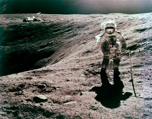 宇航员查尔斯-杜克在笛卡尔着陆点，阿波罗16号任务，1972年4月。 作者 约翰·瓦茨年轻