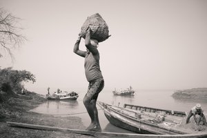 2017 年，印度加尔各答的砖厂（图片） 作者 乔恩·尼科尔森