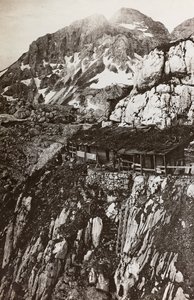 专辑“Meine weltkriegs - Erinnerungen South-West Front (Carinthia, Italien, South Tyrol) (My world war - memory of the South-Western Front in Carinthia, Italy, Trentino-Alto Adige) 31/03/1915-12/11/ 1918 - Josef Zohles Wien “：军营山（黑白） 作者 约瑟夫·佐尔斯（Josef Zohles）