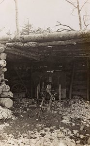 专辑“Meine weltkriegs - Erinnerungen South-West Front (Carinthia, Italien, South Tyrol) (My world war - memory of the South-Western Front in Carinthia, Italy, Trentino-Alto Adige) 31/03/1915-12/11/ 1918 年 - Josef Zohles Wien “：带大炮的棚屋（黑白照片） 作者 约瑟夫·佐尔斯（Josef Zohles）