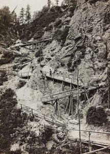 专辑“Meine weltkriegs - Erinnerungen South-West Front (Carinthia, Italien, South Tyrol) (My world war - memory of the South-Western Front in Carinthia, Italy, Trentino-Alto Adige) 31/03/1915-12/11/ 1918 - Josef Zohles Wien “：通往山的木制走道 作者 约瑟夫·佐尔斯（Josef Zohles）
