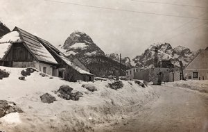 专辑“Meine weltkriegs - Erinnerungen South-West Front (Carinthia, Italien, South Tyrol) (My world war - memory of the South-Western Front in Carinthia, Italy, Trentino-Alto Adige) 31/03/1915-12/11/ 1918 年 - Josef Zohles Wien “：Cave del Predil 的景色（b/ 作者 约瑟夫·佐尔斯（Josef Zohles）