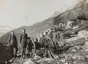 专辑《我的世界大战--西南战线（卡林西亚、意大利、南蒂罗尔）的回忆》（我的世界大战--卡林西亚、意大利、特伦蒂诺-阿尔托阿迪杰西南战线的回忆）1915年3月31日-1918年11月12日--约瑟夫-佐勒斯-维也纳"：士兵与大炮（黑白照片）。 作者 约瑟夫·佐尔斯（Josef Zohles）