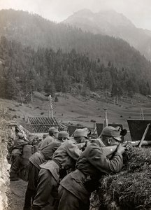 Album "Meine weltkriegs - Erinnerungen South-West Front (Carinthia, Italien, South Tyrol) (My world war - memories of the South-Western Front in Carinthia, Italy, Trentino-Alto Adige) 31/03/1915-12/11/1918 - Josef Zohles Wien ": soldiers in the trenches (b