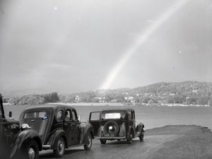 停在 Loughrigg Tarn 的汽车 作者 约瑟夫·哈德曼