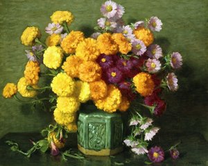 中式花瓶中的万寿菊和翠菊