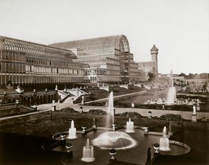 伦敦的水晶宫：花园和喷泉，约1870年（黑白照片