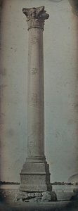 庞贝的柱子，亚历山大，1842年。 作者 Joseph Philibert Girault De Prangey