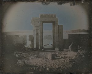 荷鲁斯神庙，埃德福，1842-44。 作者 Joseph Philibert Girault De Prangey