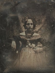 年轻女子手持鲜花，约1842年。 作者 Joseph Philibert Girault De Prangey