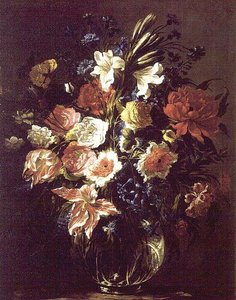 百合花、牡丹花、郁金香、矢车菊和其他鲜花放在基座的玻璃花瓶上